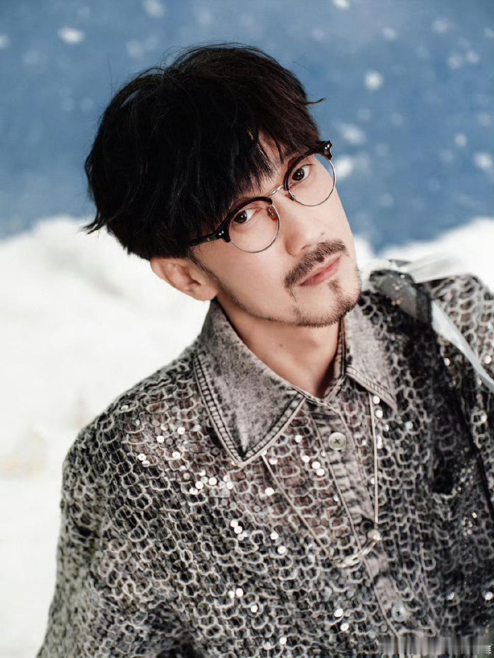 上一秒舞台破碎深情，下一秒台下热情宠粉！周传雄全程温柔握手，用细节回应粉丝喜爱，