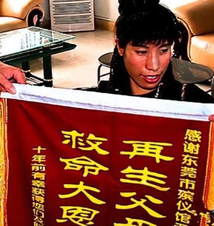 1995年，东莞市殡仪馆内送来了一具已经开始发臭的女尸，火化工人何亚胜正准备把她