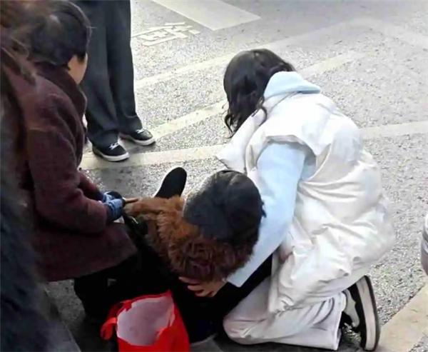 10岁女孩雪场撞车昏迷，女护士跪地施救4分钟夺命！全民急救的距离，竟差这关键一步