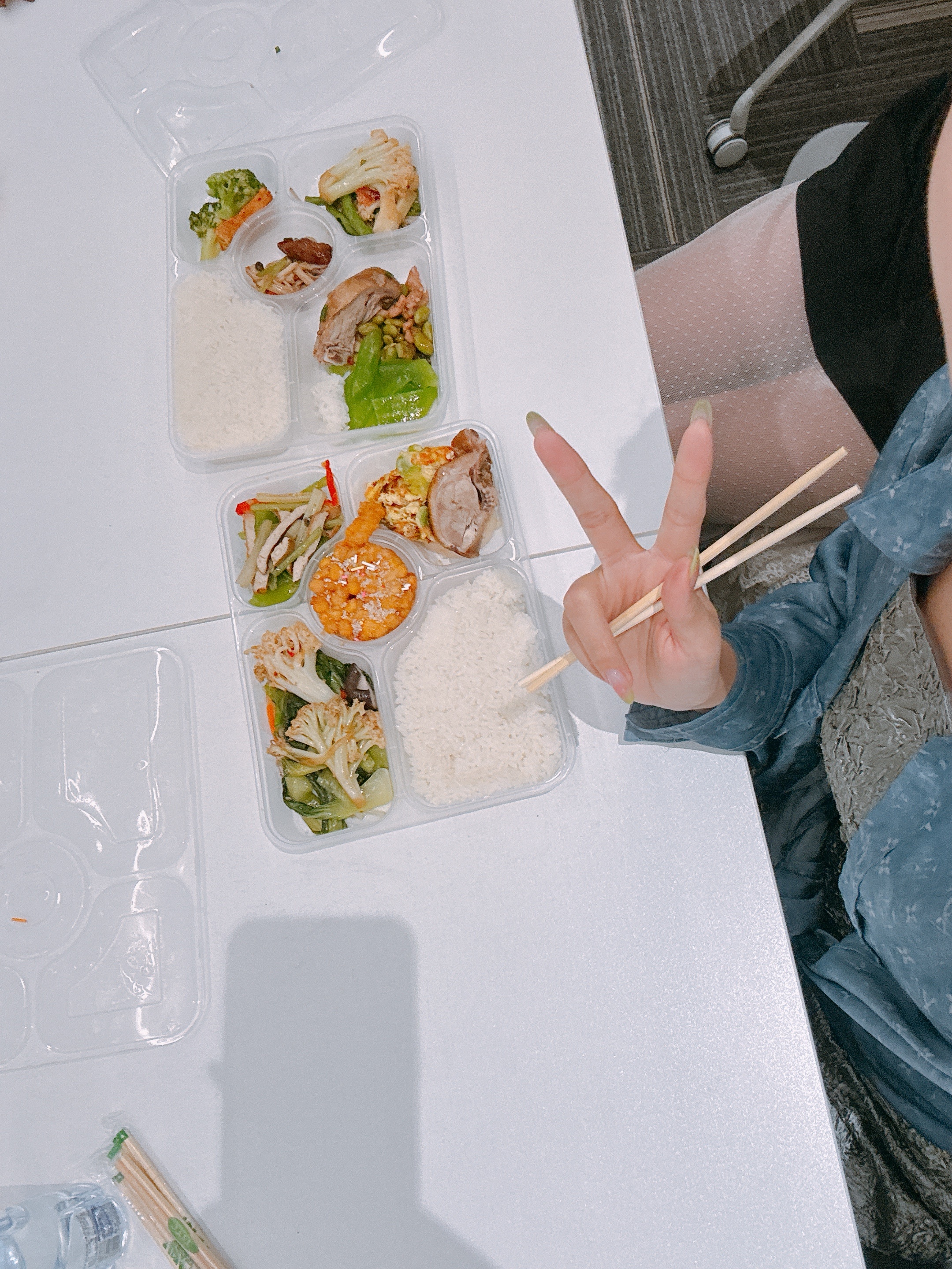 咱们就是说也是吃上别人公司的工作餐了ps：他们公司的食堂怪好吃的，我全米西完了 