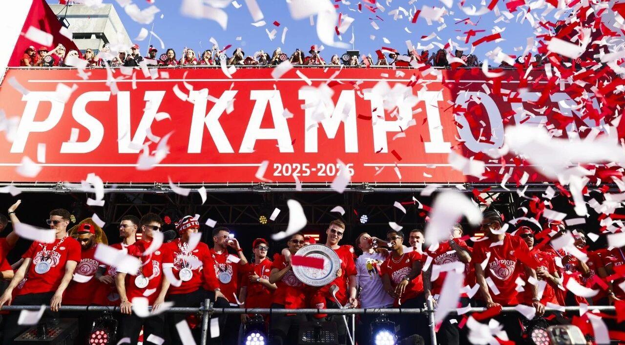 荷甲跟葡超，异曲同工之妙！
埃因霍温在荷兰提前夺冠了，是不是有一种感觉，这种画面