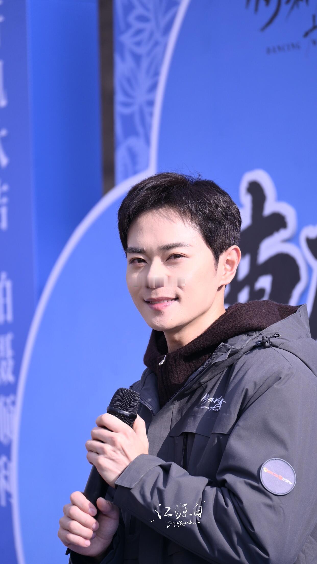 这和直接扑曹骏怀里有什么区别 谁被曹骏狠狠戳中！唱《时差》时的温柔氛围感，演宋牧