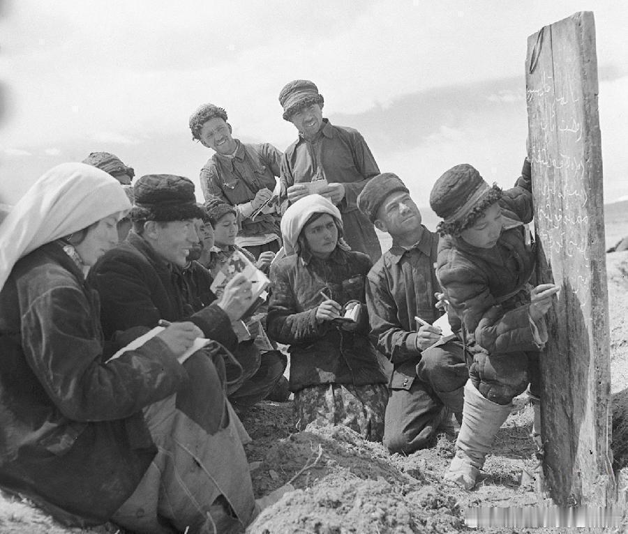 1960年，新疆塔什库尔干塔吉克族自治县慕士塔格人民公社二大队的社员，在小学生的