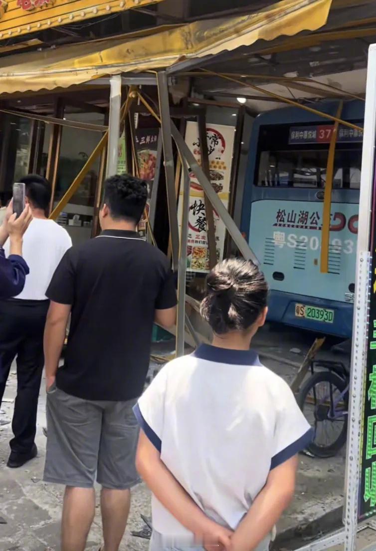 【商家回应东莞一公交车撞进餐馆】当地回应东莞一公交车撞进餐馆 4月26日，广东东