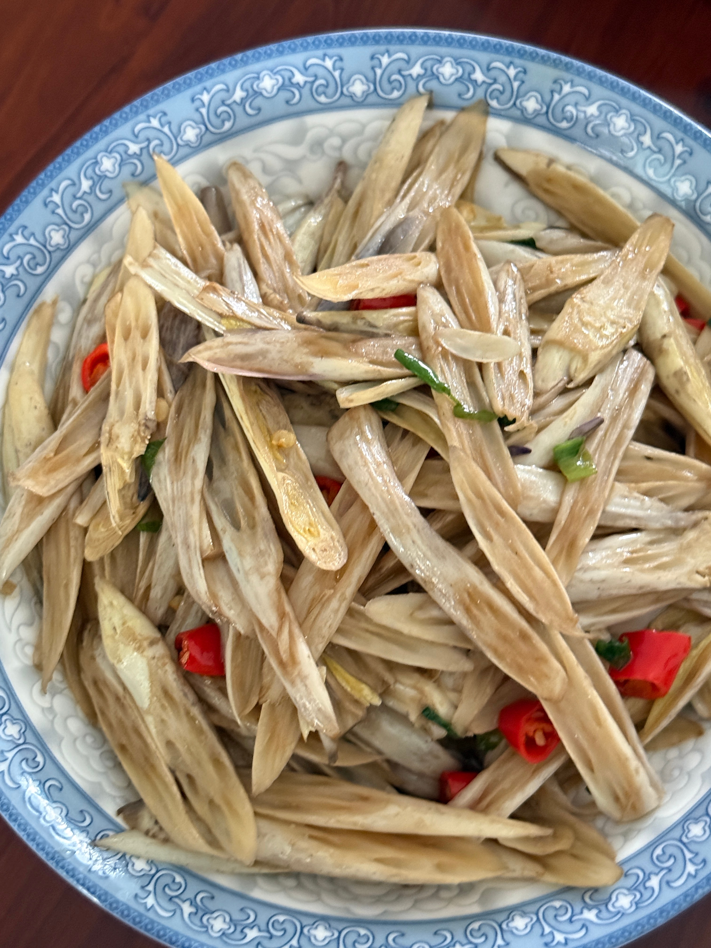 不好意思了大家😬又来我小姨家蹭饭了！给大家看看今天吃的：酸辣藕带、鱼籽豆腐、烧