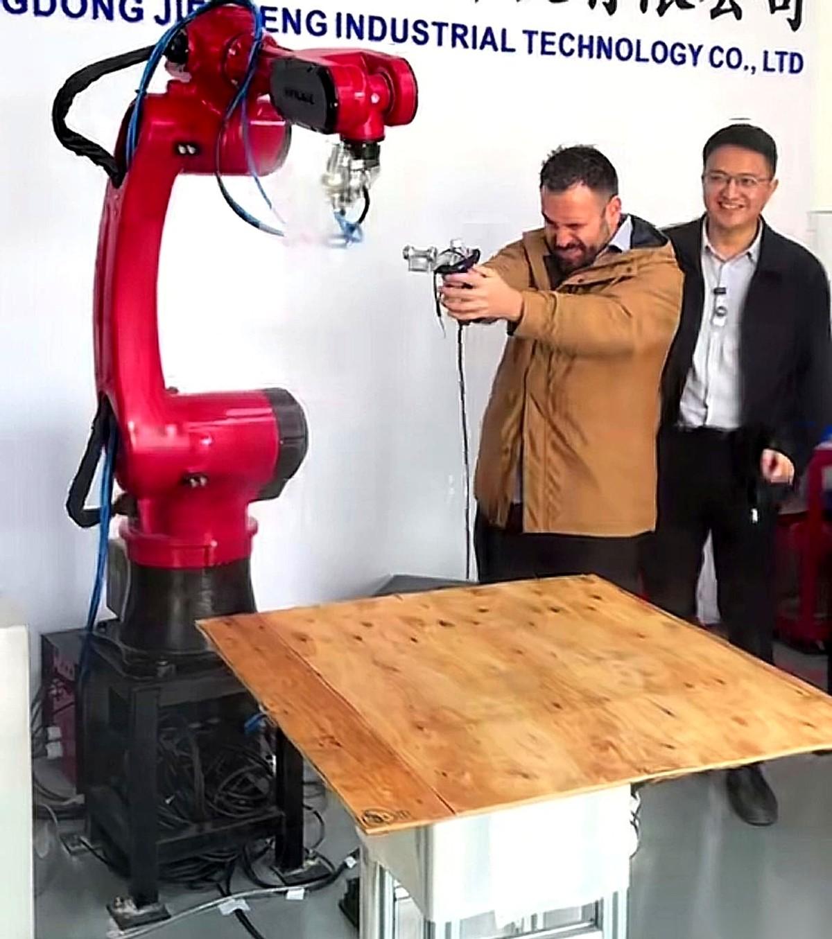 哥们儿，你搁这儿买的是个喷漆的机器人，不是巴雷特，你闭上一只眼干嘛？
真的，第一