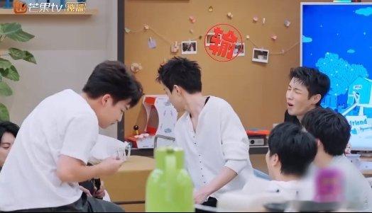 吴泽林321看这边高手 我们的宿舍 泽林在321看这边里直接起飞，3秒搞定游戏，