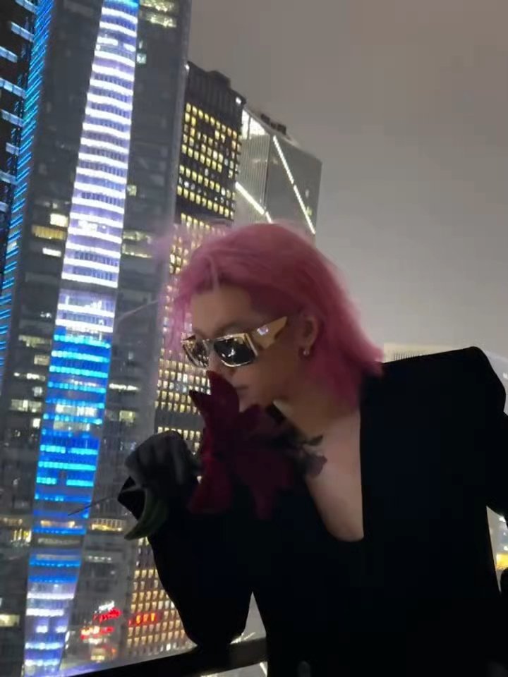 华晨宇 传统的火星人🔥特别是火星公主是比较精致的，家里不管怎么样，总有几件卡西