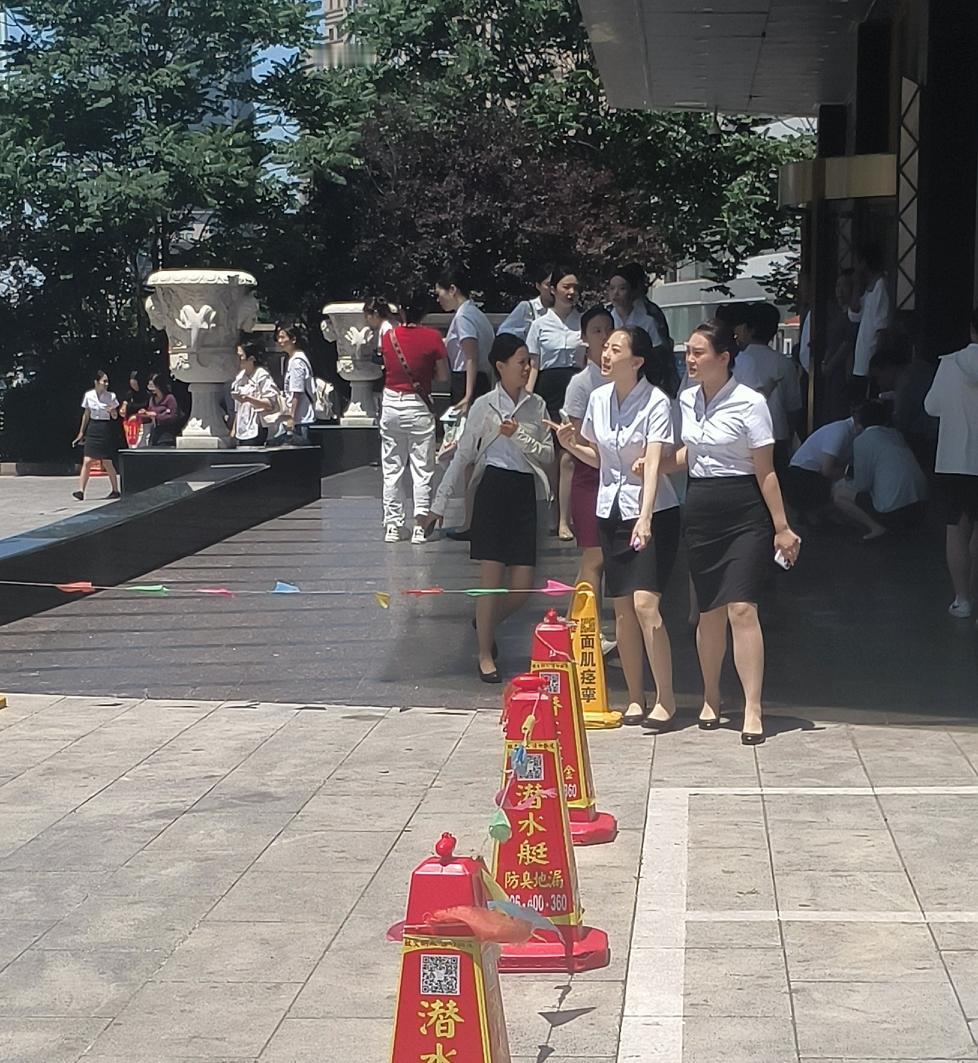 家长一句话点醒无数求职家庭：找工作最贵的，从来不是服务费！
 
做就业指导这么久