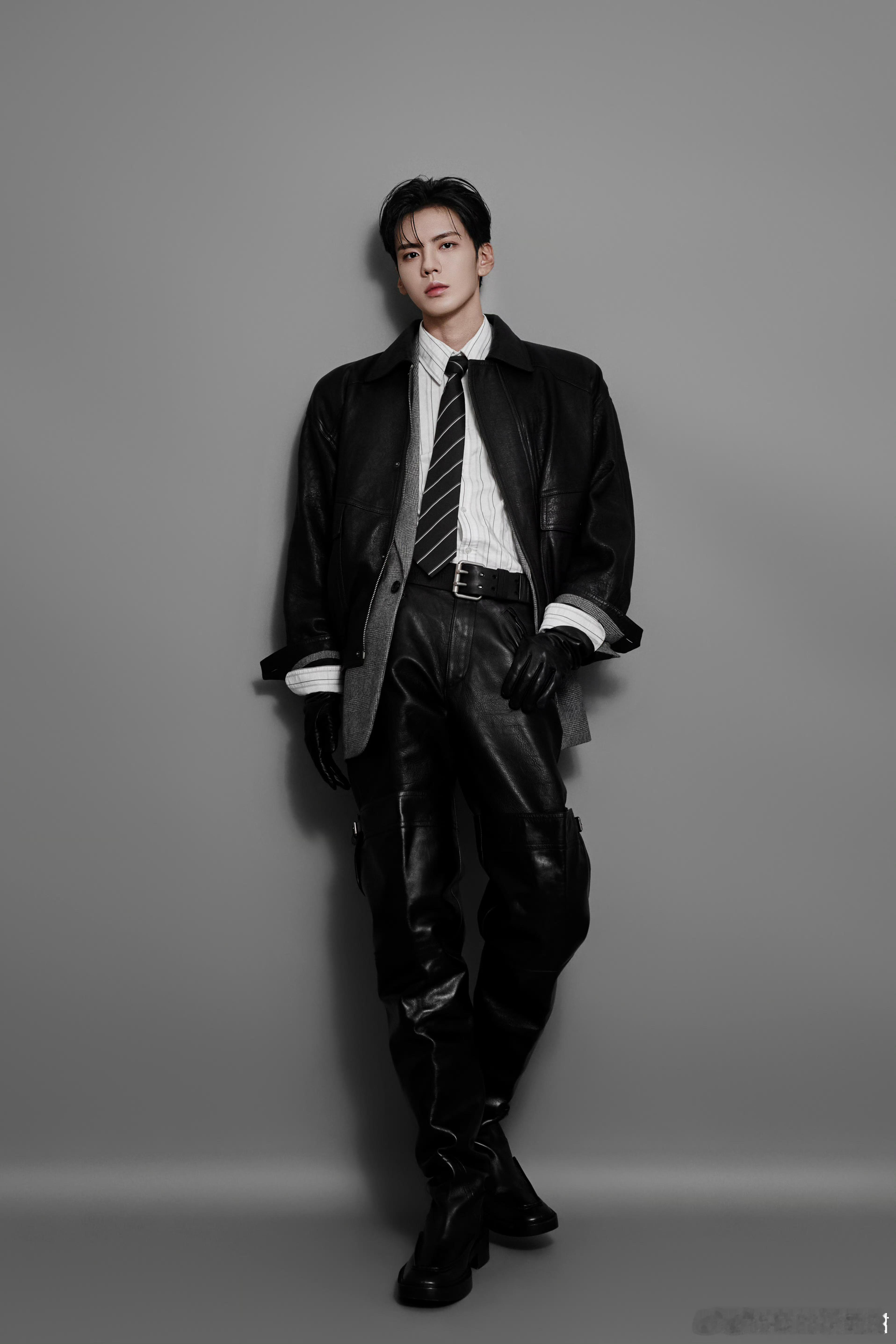 毕雯珺的腿比我人生都长 谁懂毕雯珺的长腿含金量！ELLE盛典黑色皮衣套装霸总范儿