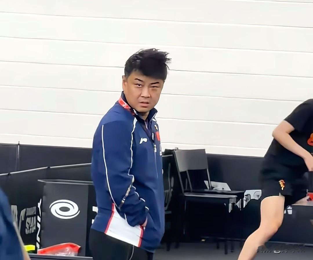 真的要被这张图给笑麻了，咱们的王皓教练到底经历了什么？！

有网友拍到白告教练在