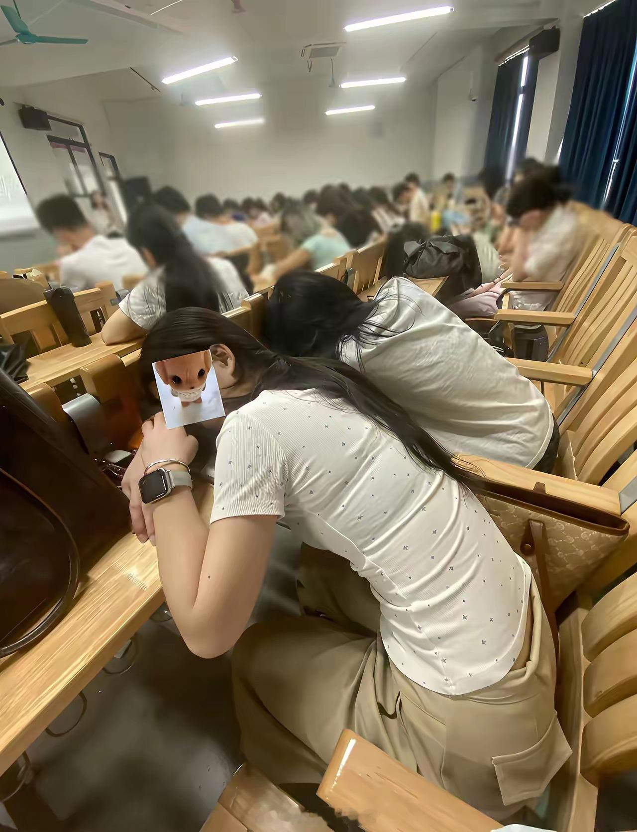 高考结束了，有的家长很焦虑，让孩子上个三本和高职，不知用处有多大？一位三本的老师