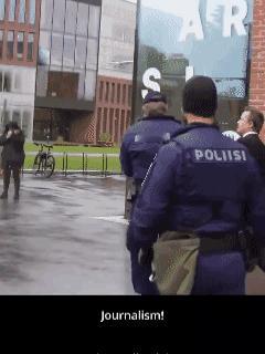 芬兰一名记者向总统斯塔布提问为何还与以色列进行武器交易后，竟然被警察逮捕。警察以