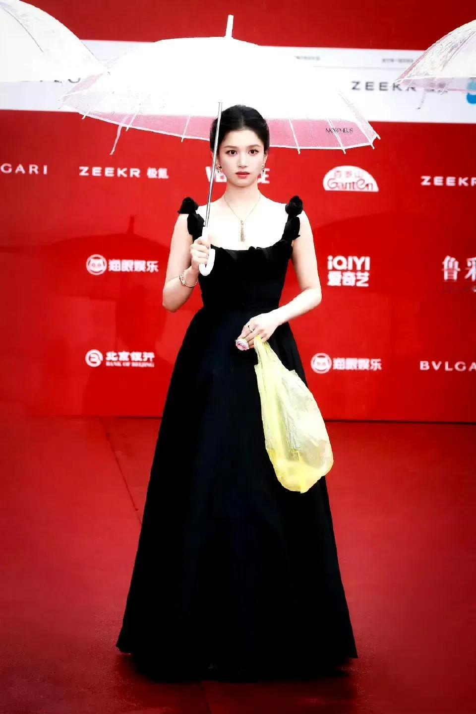 提着一个垃圾袋走秀，这个垃圾袋售价12000元！

这是什么世道？我们国家到处可