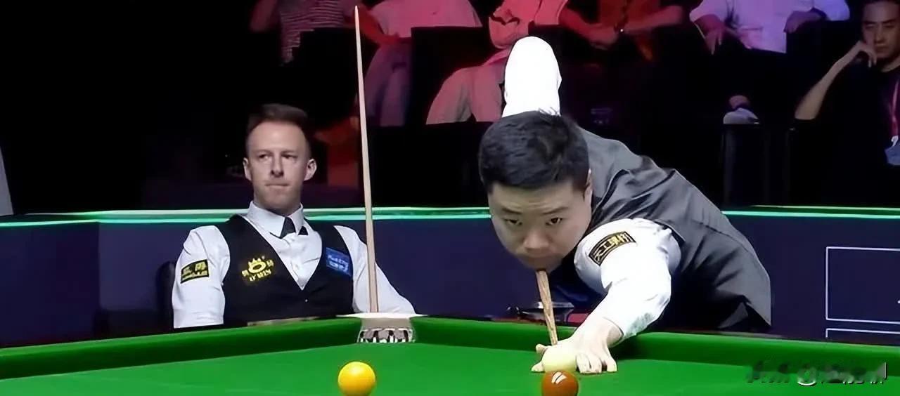 丁俊晖又输给小特了，这两人可谓一生之敌。表演赛上4：5惜败，其实在4：3领先的时