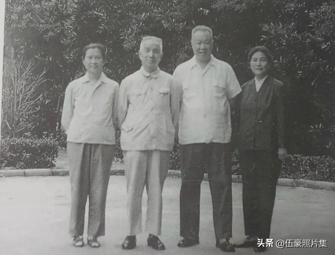 1980年，粟裕大将、楚青夫妇与孙克骥、束颖夫妇在南京的合影。孙克骥自1938年