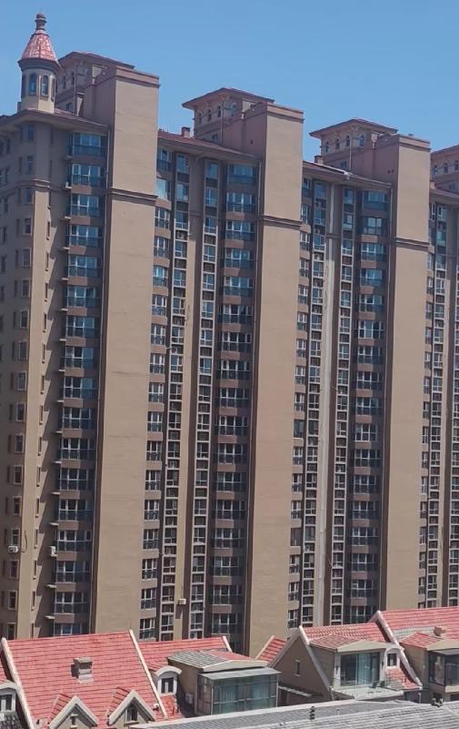 大同空调被外地人"嘲笑"了。外地游客指着大同的一栋楼说，你们大同还是经济不发达呀