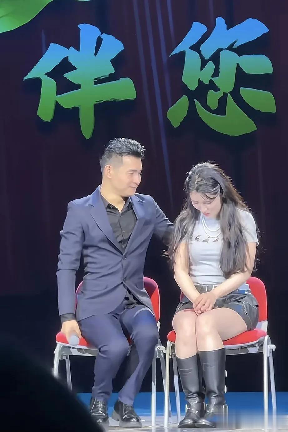文松和老婆同台表演的画面真的很有意思。现场氛围超热闹。文松老婆颜值很高，不得不说