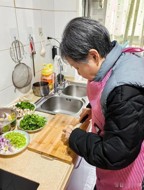 羡慕友友好福气，有老婆巧手制作可口饭菜和温暖照料，是友三生有幸或是几千年修来的福