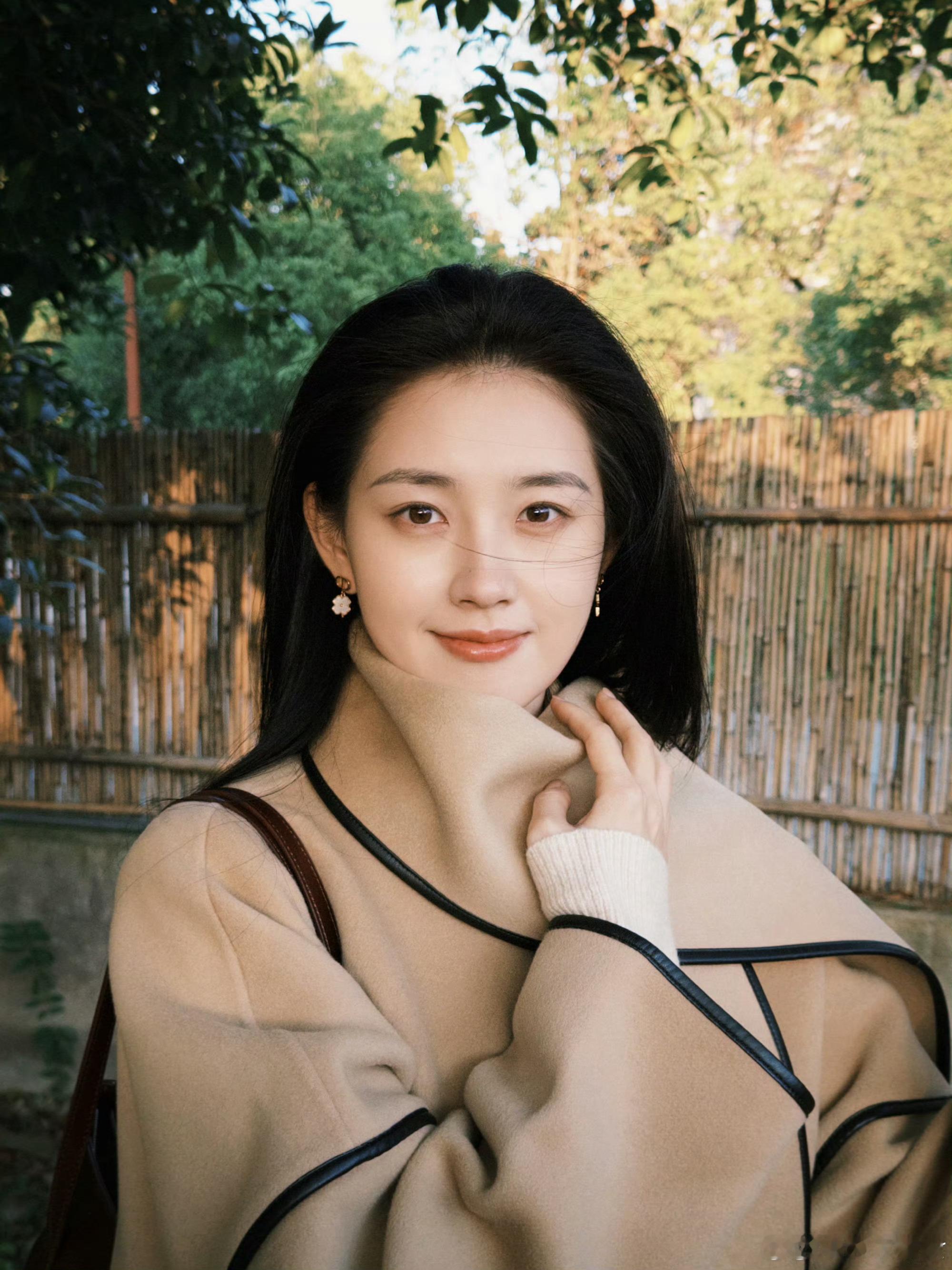 郭宇欣傲慢吐槽严子贤20分钟曝郭宇欣称非科班的抢了科班的戏一边享受短剧带来的红利