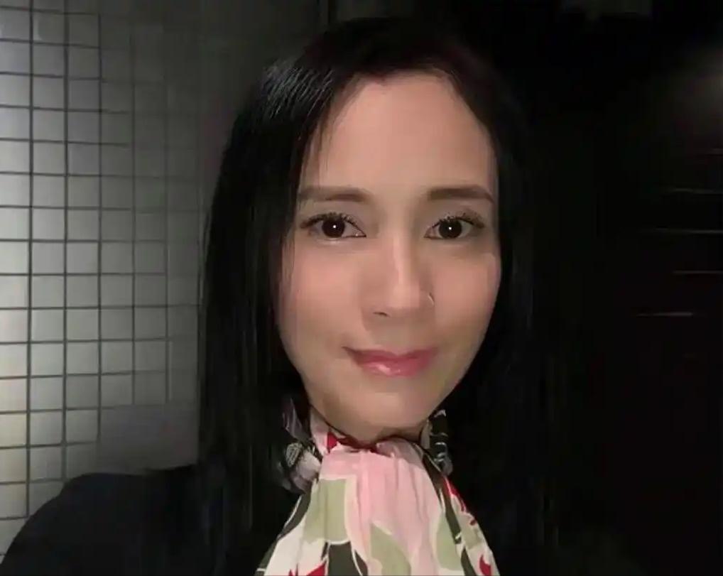 曾是香港当红艳星，50多岁在快餐店擦桌洗碗，生活窘迫连单间都租不起。
 
 
