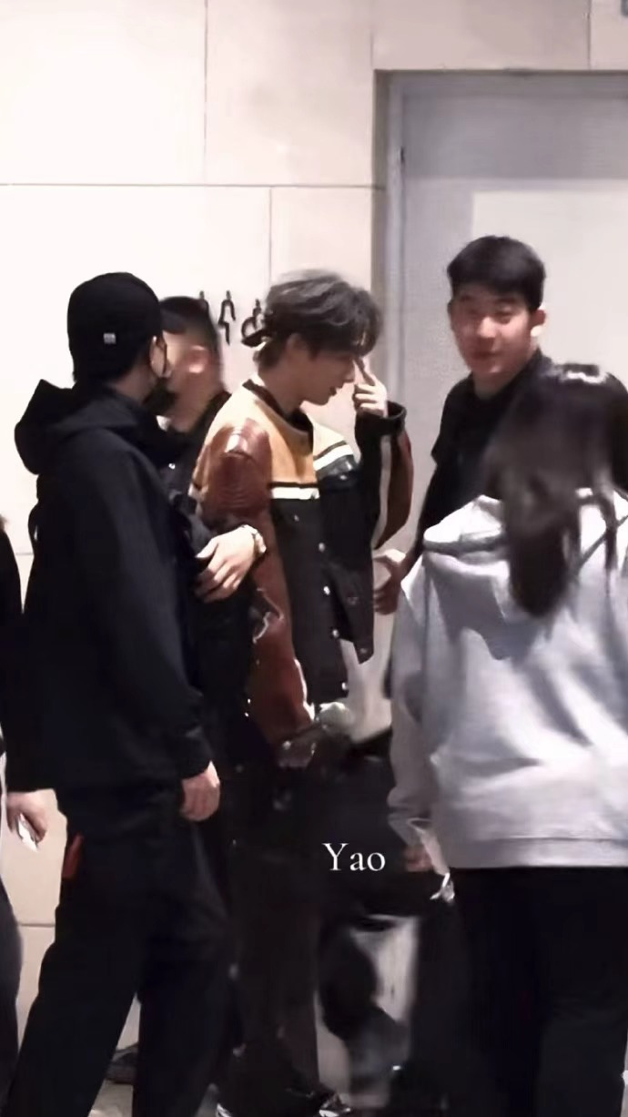 刘耀文宇宙闪烁请注意发带机车服look，刘耀文黄色发带拽感拉满，期待住新综艺录制