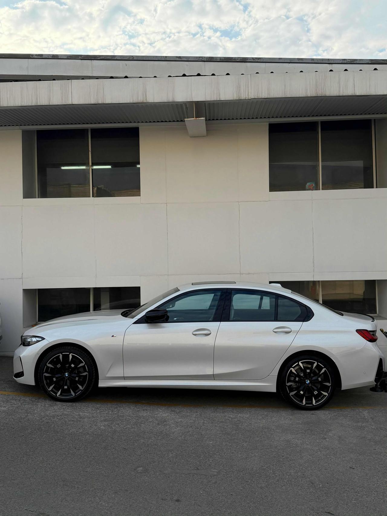 宝马330i M运动曜夜套装还挺有吸引力的。官方指导价37.09万，6.2秒破百