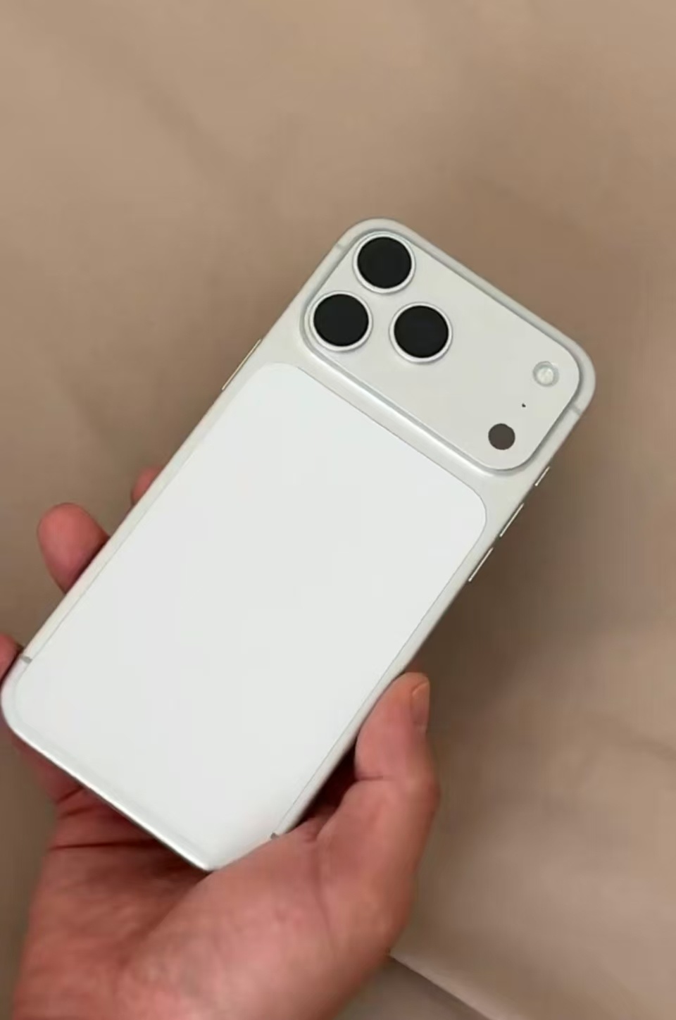 温馨提示去演唱会，KTV切记不要在强射灯下使用iPhone长时间拍摄这不，首发入