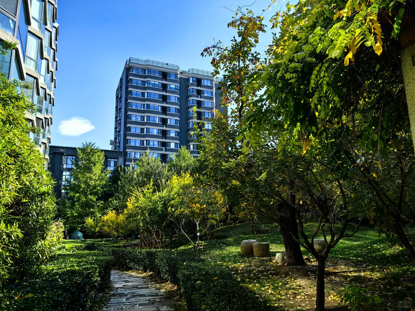 今日一瓶。中海物业的提升后，最近挂牌价微涨。