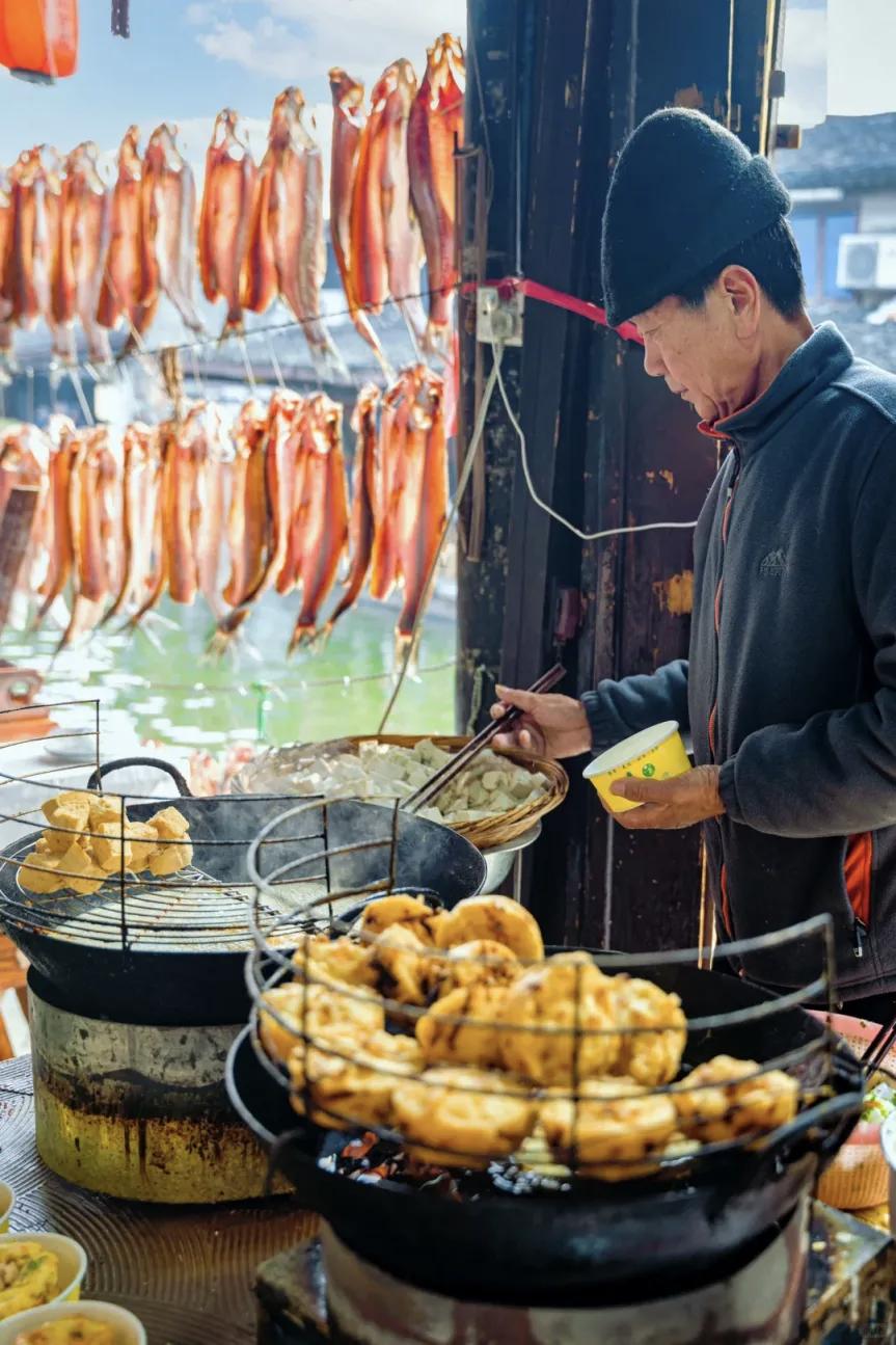 【香烟不解人间苦，烈酒难消世间愁。茶若醉人何须酒，唯有碎银解干愁】
      
