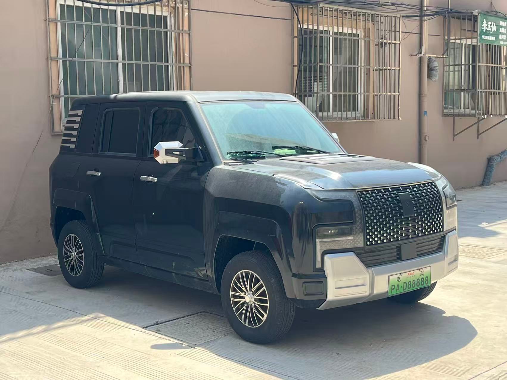 老头乐牌绝望U8上海倒是从来没看到老头乐，倒是有很多「路权超级大」的残疾车