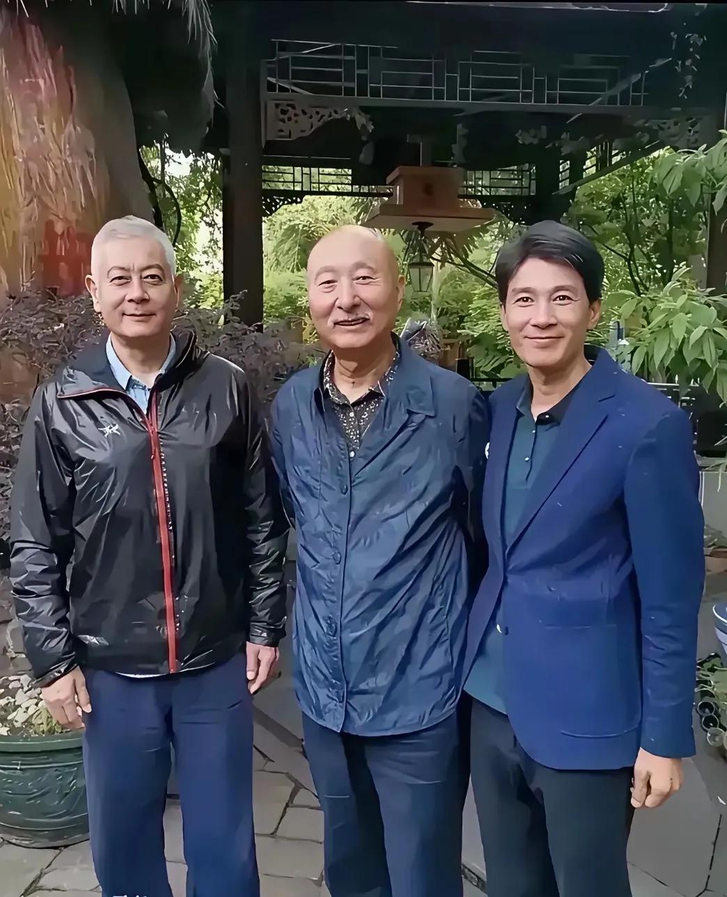 照上的人我认识陈佩斯和巫刚。2024年话剧《惊梦》在广州演出，陈佩斯和巫刚共同出