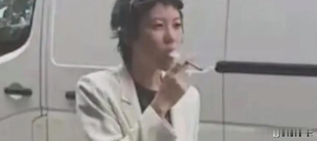有人拍到19岁李嫣吸烟的照片，李嫣之所以唇裂是因为王菲在孕期抽烟的缘故，当然也没