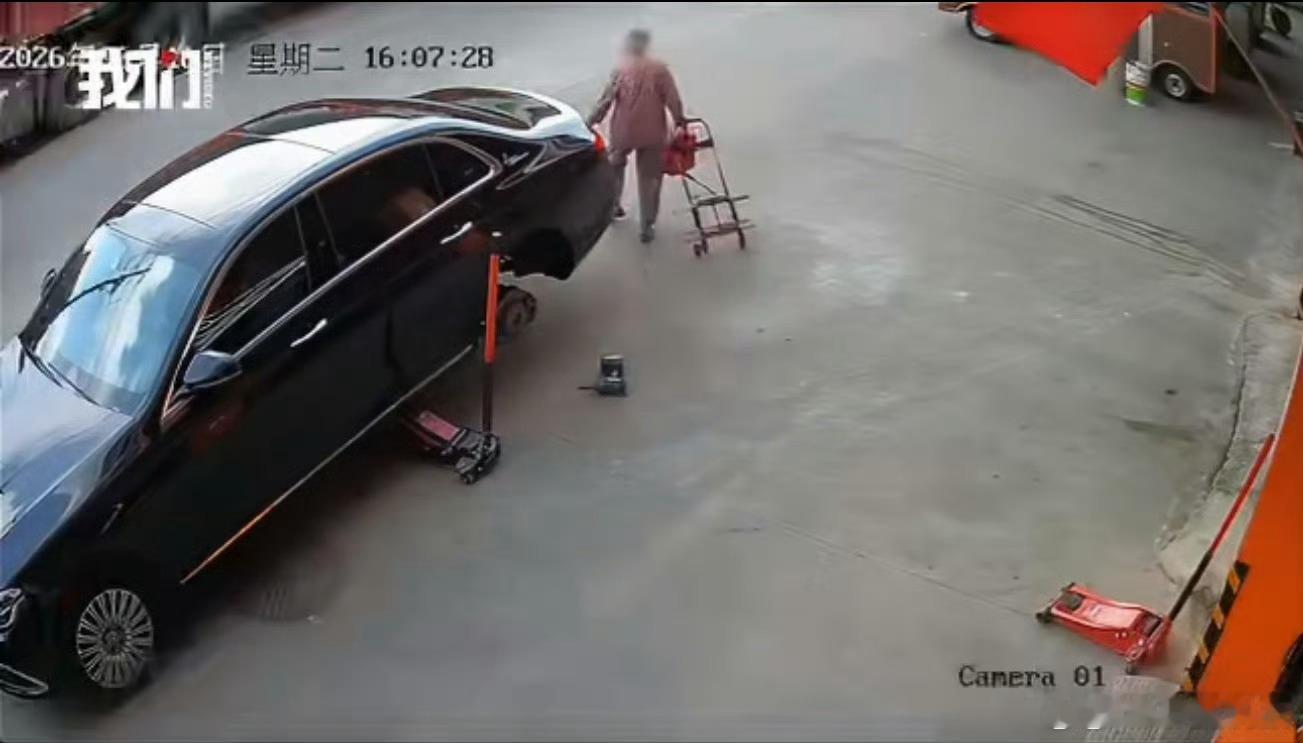 奔驰车卸下4颗螺丝转眼被老人顺走这种也太要不得了店老板称，老太偷走的是奔驰E30