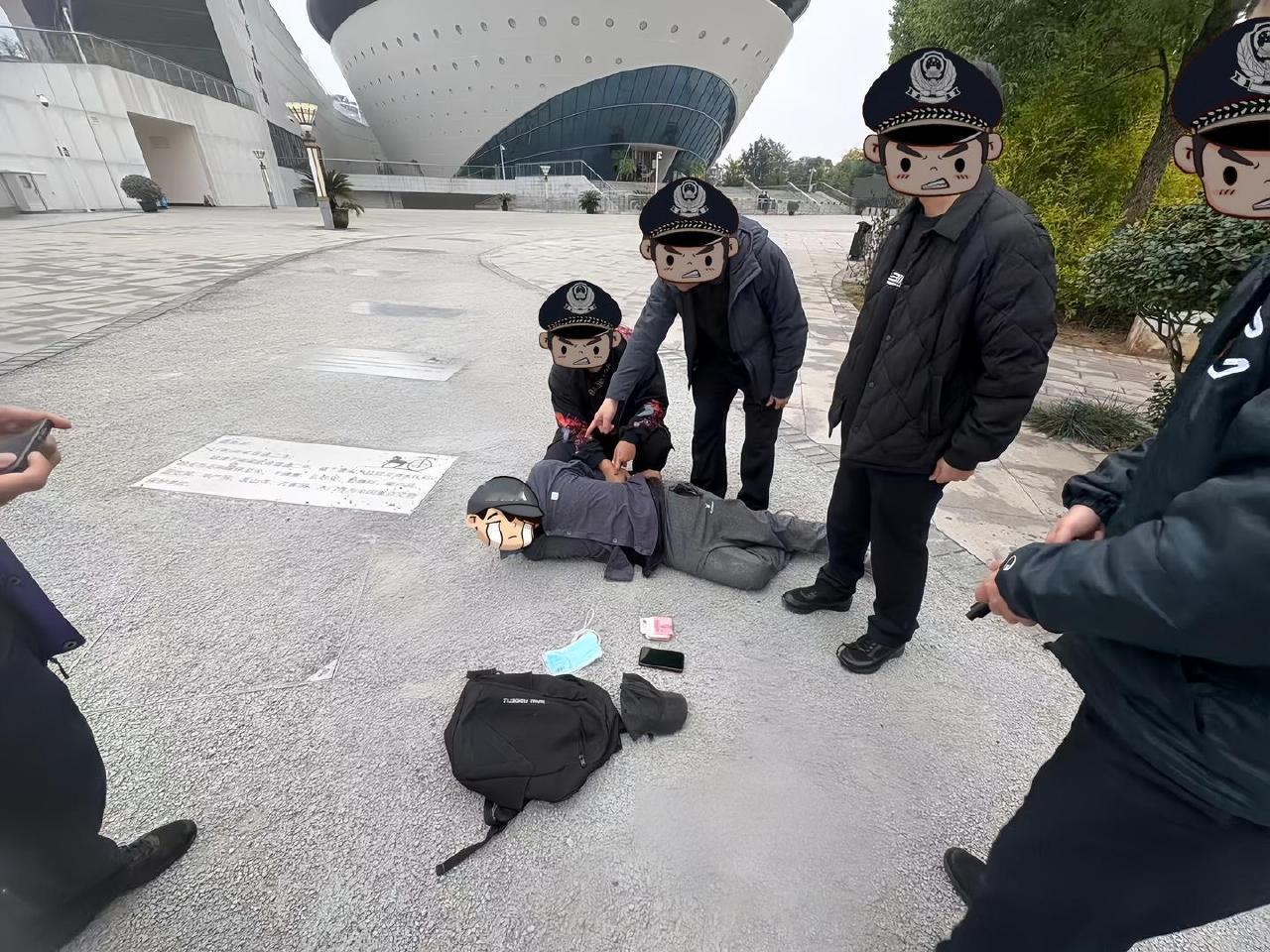 单身的小王一直对军警类职业有天然好感，加上家人总催婚，就想着在婚恋网站上碰碰运气