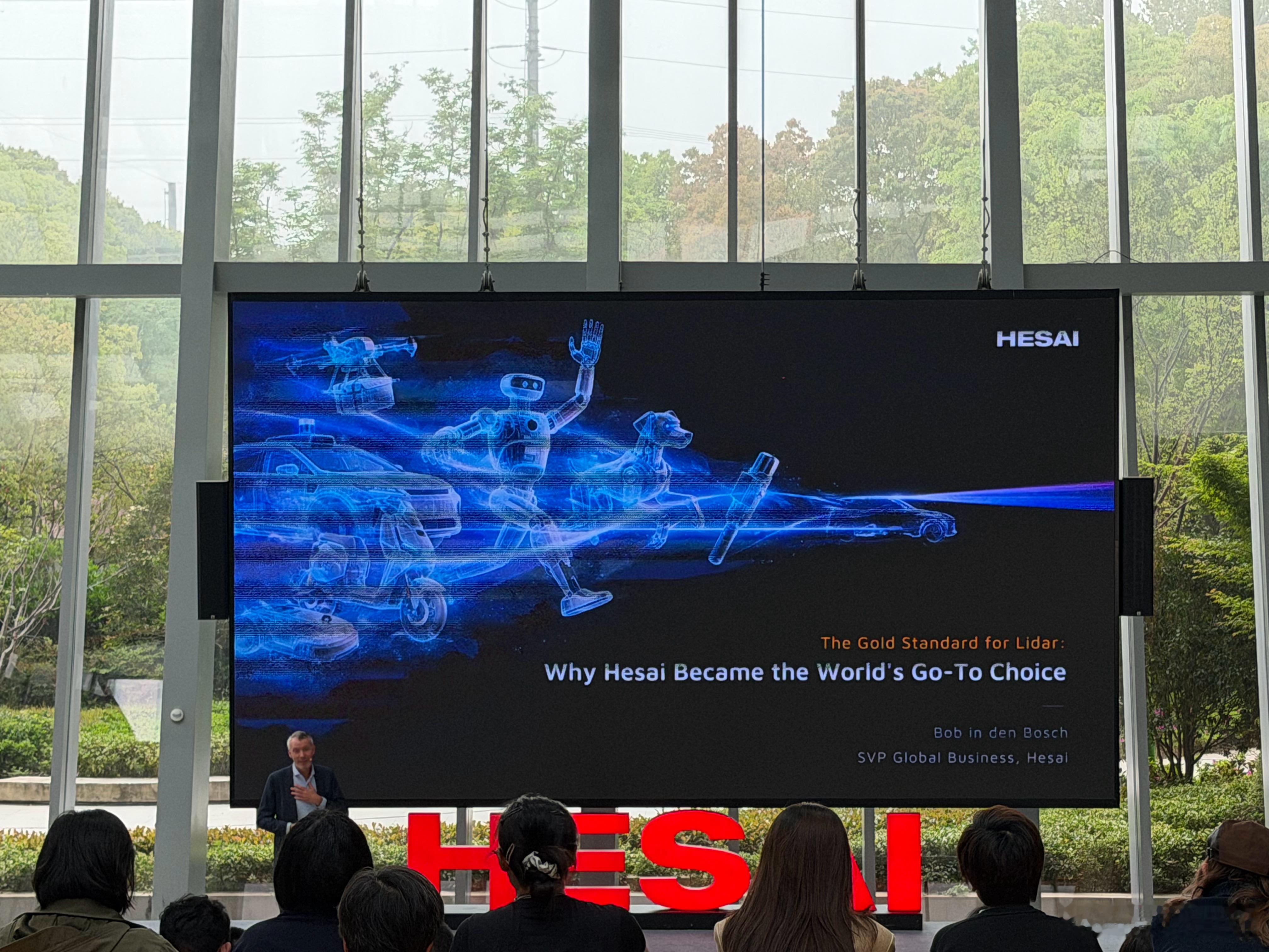 禾赛全球业务高级副总裁 Bob 也来分享了全球业务进展。 