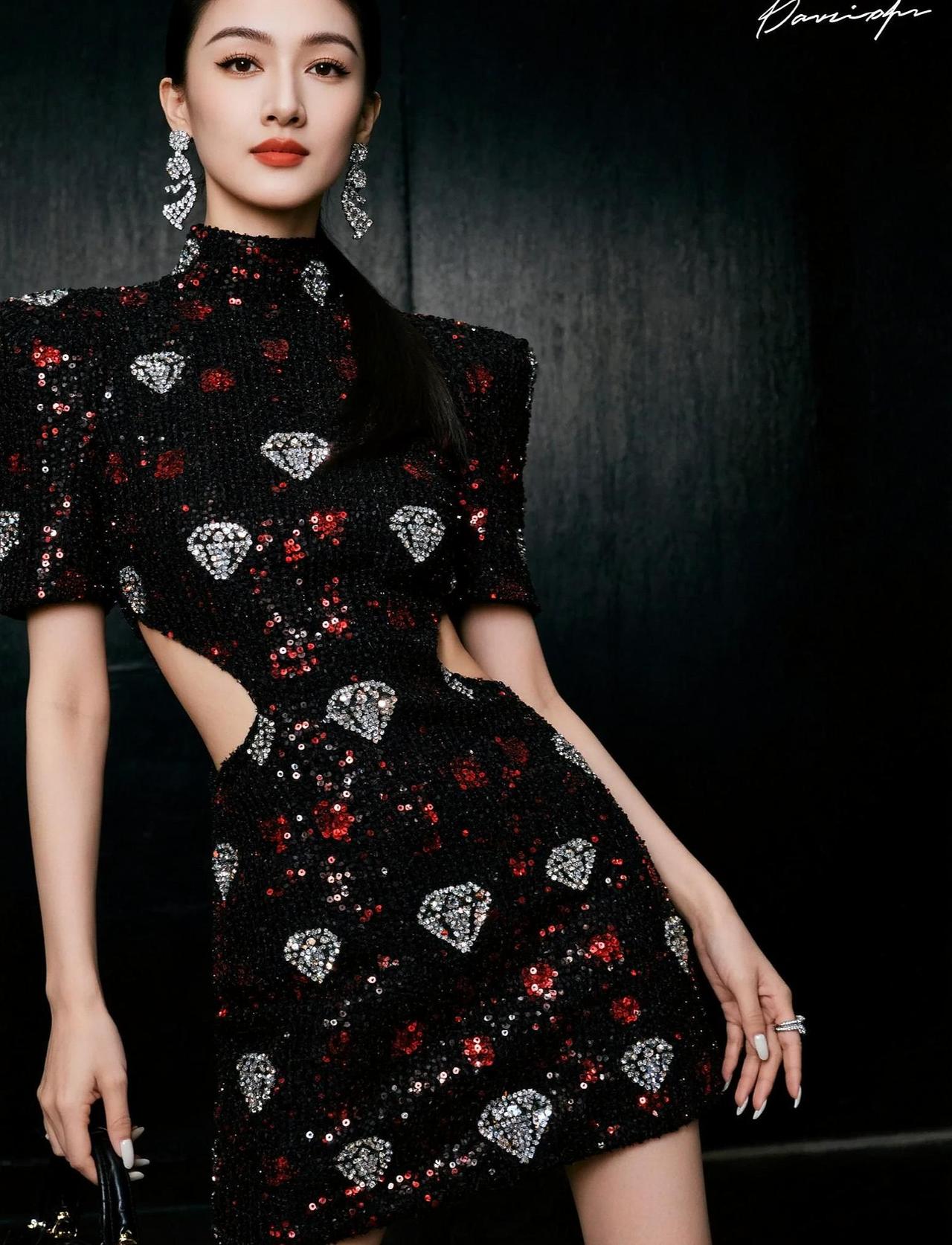 高马尾自带气场，黑红撞色藏着锋芒。