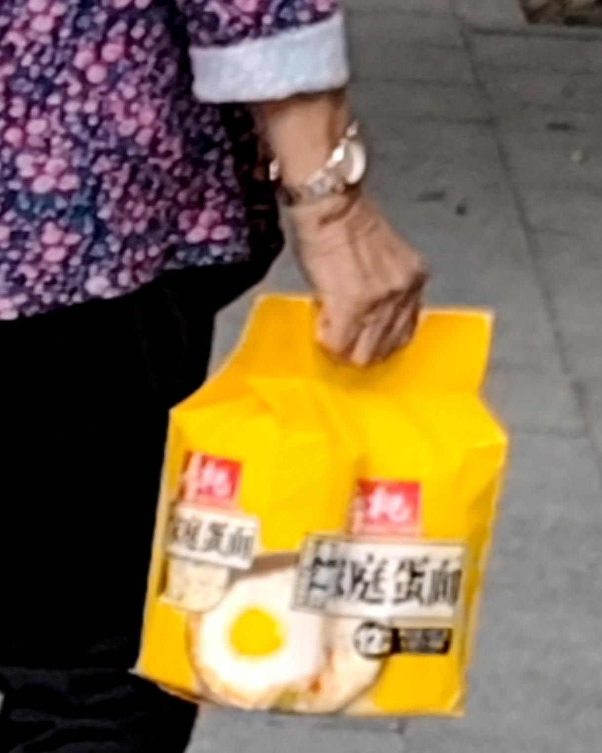 在广州黄埔区新溪村外面人行道，见到两个年龄大约70几或者80岁左右的老太太，两个