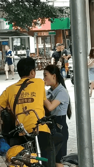 如果你的女儿交了个做外卖员的男朋友，说实话，你会同意吗？
在有些人眼中，外卖员这