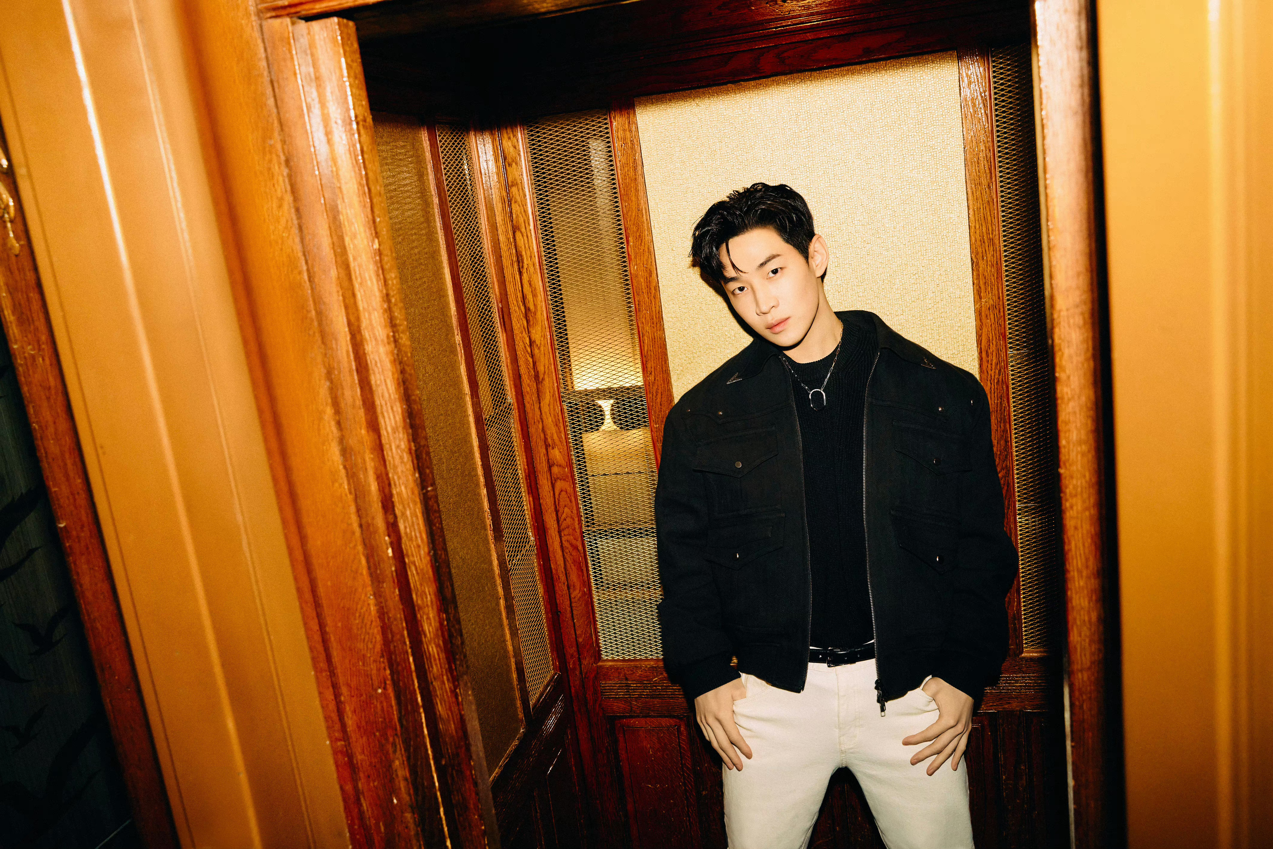 #刘宪华的腿好直# 刘宪华氛围感写真🈶黑白造型清爽松弛，腿好直！ ​​​