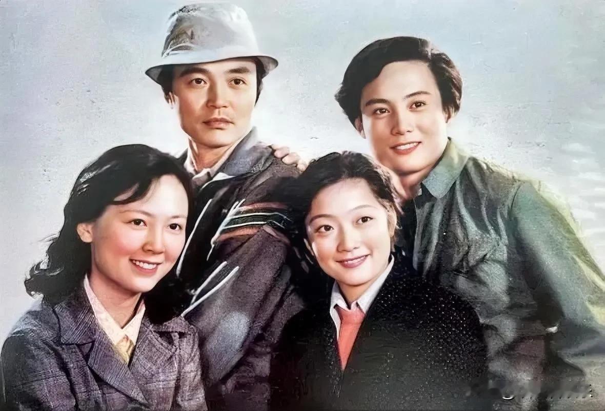 八十年代的四位演员同框，前排两个女生认出赵静icon，后排两个男生，认出丁嘉元i