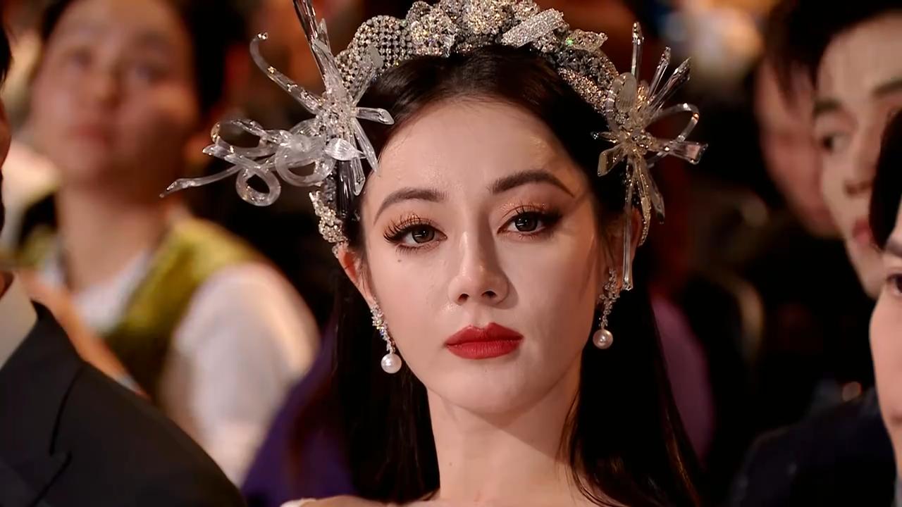 过了挺长时间，终于可以说了。
迪丽热巴当时还是太体面了。
这要是换个脾气暴的，直