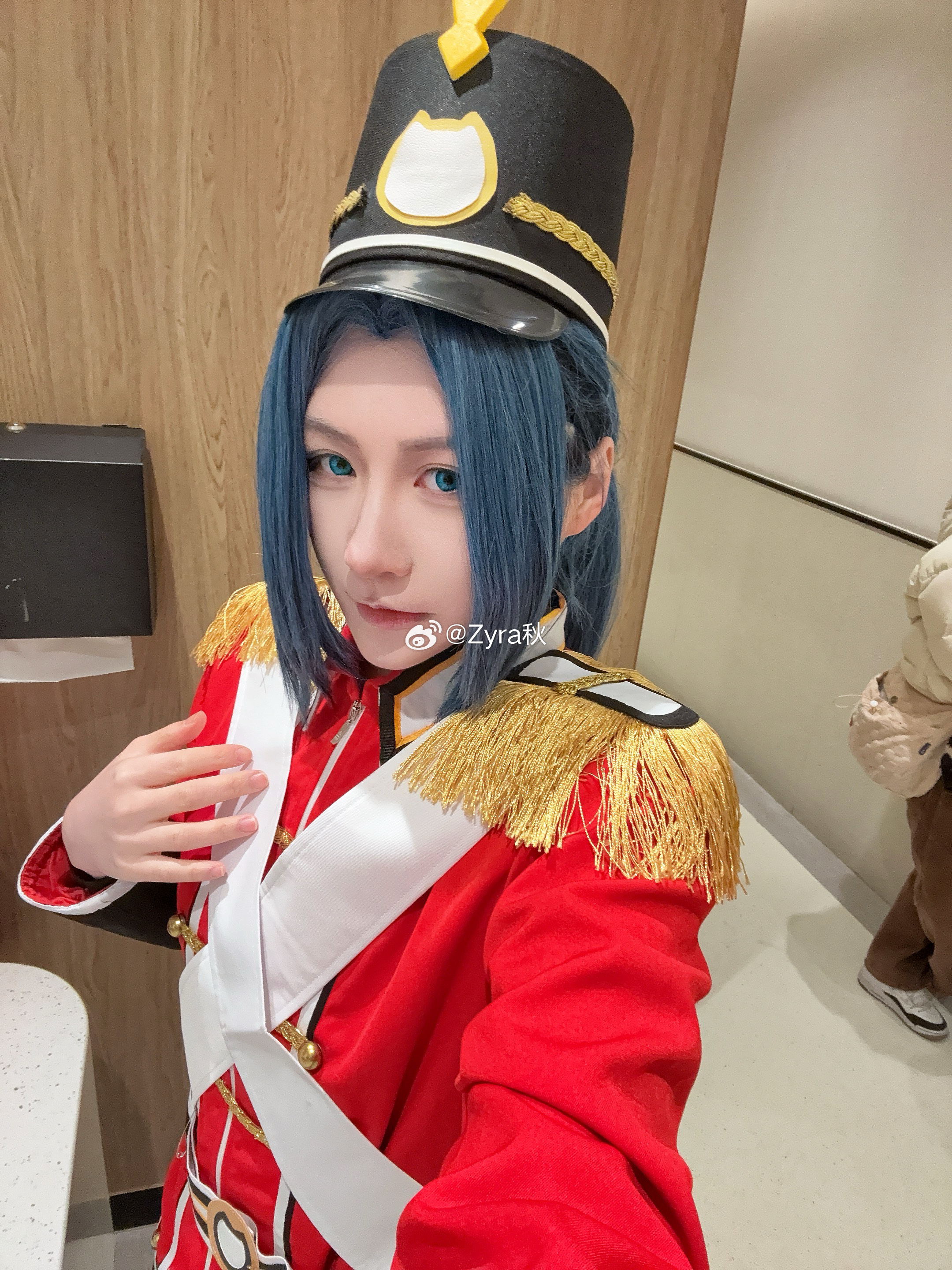 有很多人来私信我为啥Q群解散了，还是解释下吧，并不是要退圈，COS还是在出的，大