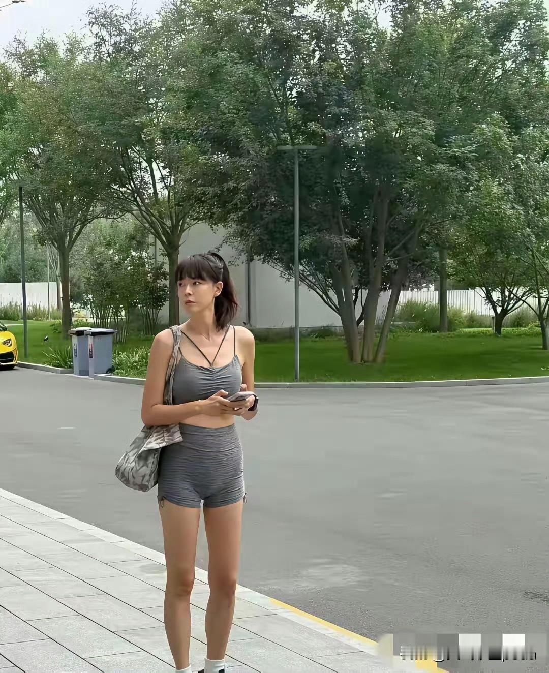 李艾这状态看完直接被圈粉！
谁说健身达人就得全身零赘肉？
她这小肚子明明就是最健