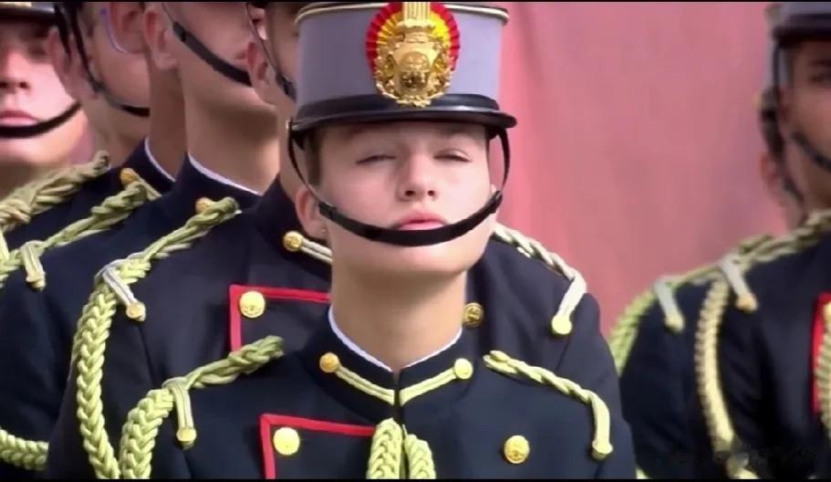 不懂就问，为什么他们的帽带都要系在嘴唇下方，而不是像我们一样把帽带系在下巴那里？