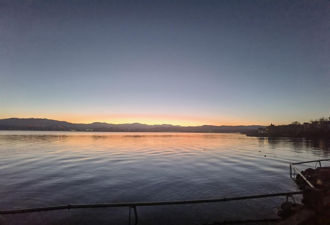 喜欢旅游，到处走走，这是洱海