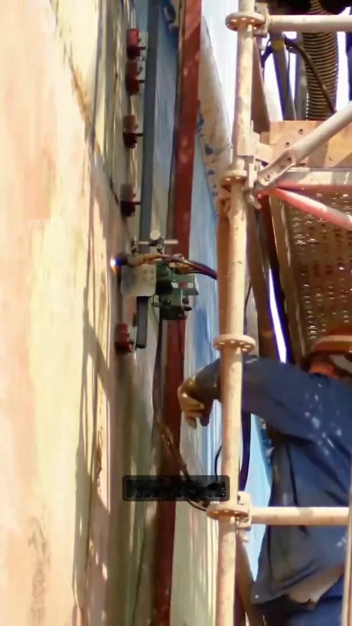 轮船切开重生。
明明好好的一艘轮船为什么要在中间切开？这不是损坏也不是报废，而是