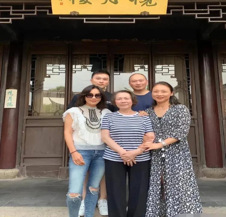 刘嘉玲对于梁朝伟的私生子传闻并不在意，近日她带着家人来到苏州游玩，一家人还拍了一