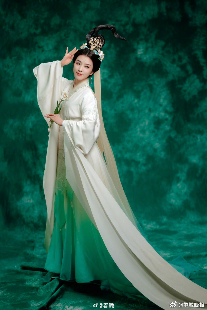 【收藏壁纸！贺花神高清花絮图好高级】马年春晚舞台上，宋锦作为世界级非物质文化遗产