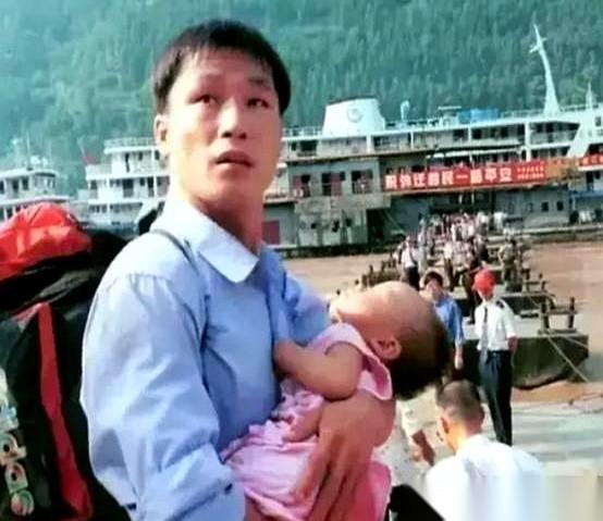 129万人，一夜之间没了故乡。这就是震惊中外的三峡大移民。
网上疯传每人发20万